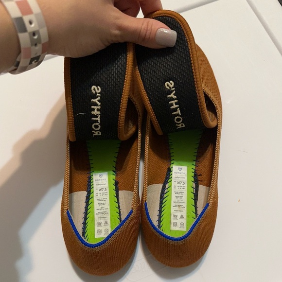 Fawn Rothy’s round toe flats - Picture 2 of 3